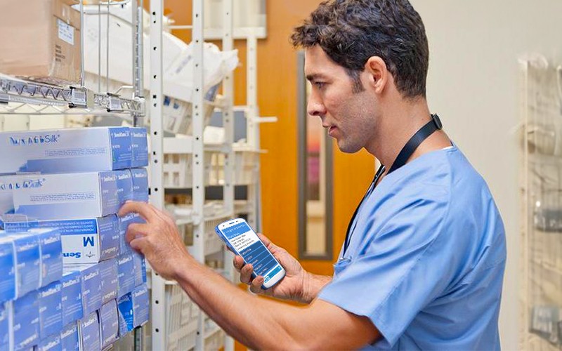 The HC20/HC50 mobile computer is a pocketable device that’s easy to carry, Healthworker using mobile device